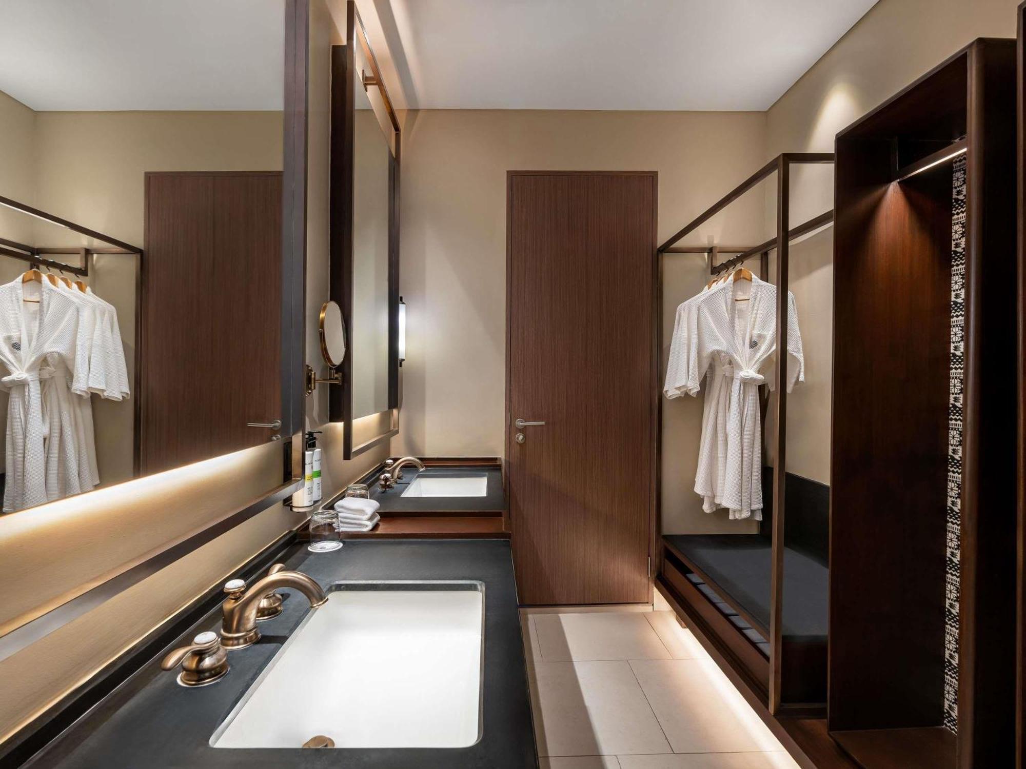 Familiesuite met 1 kingsize bed en 2 eenpersoonsbedden - Uitzicht op zee